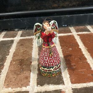 Adorable Jim shore peace on earth angel figurine 5” tall